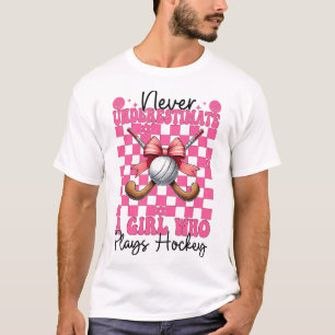 T-shirt Ne sous-estimez jamais une fille qui joue au hocke