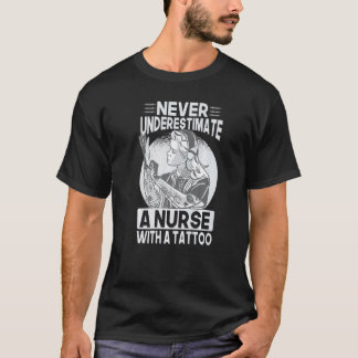 T-shirt Ne sous-estimez jamais une infirmière avec un tato