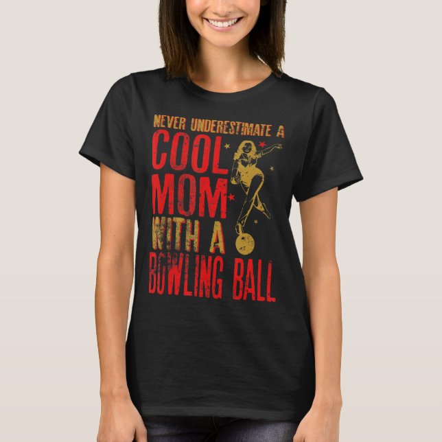 T-shirt Ne sous-estimez jamais une maman avec un Bowling B (Devant)