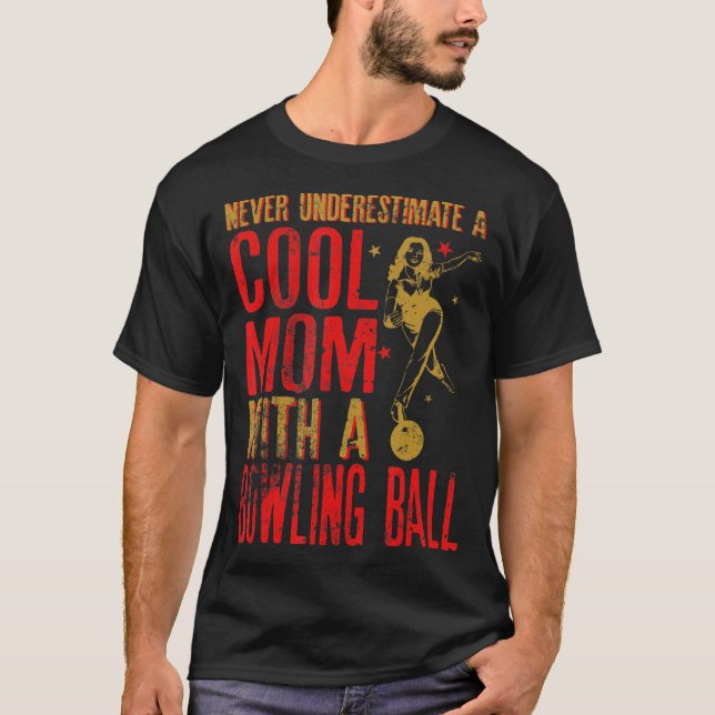 T-shirt Ne sous-estimez jamais une maman avec un Bowling B (Devant)