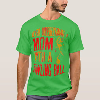 T-shirt Ne sous-estimez jamais une maman avec un Bowling B