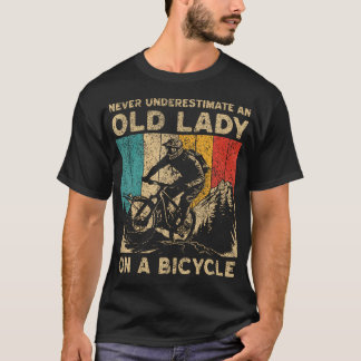 T-shirt Ne sous-estimez jamais une vieille dame à vélo