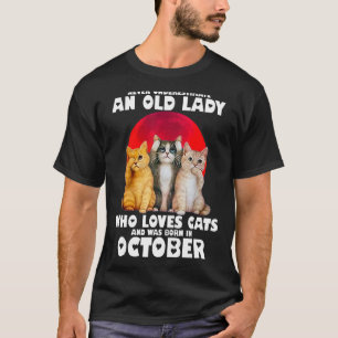T-shirt Ne sous-estimez jamais une vieille dame qui aime C