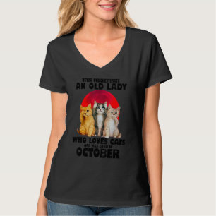 T-shirt Ne sous-estimez jamais une vieille dame qui aime C