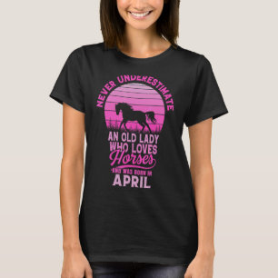 T-shirt Ne sous-estimez jamais une vieille dame qui aime l