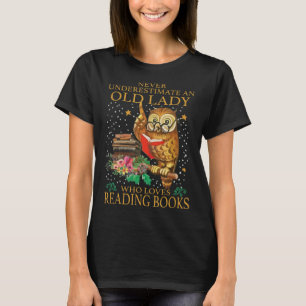 T-shirt Ne Sous-Estimez Jamais Une Vieille Dame Qui Aime L