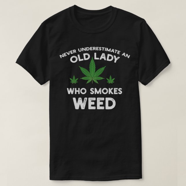 T-shirt Ne Sous-Estimez Jamais Une Vieille Dame Qui Fume D (Design devant)