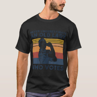 T-shirt Ne Sous-Estimez Jamais Une Vieille Dame Qui Vote -