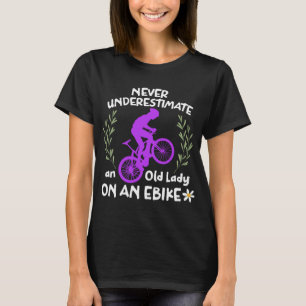 T-shirt Ne sous-estimez jamais une vieille dame sur un Ebi