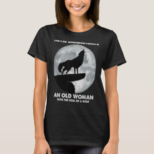 T-shirt Ne sous-estimez jamais une vieille femme avec l'âm