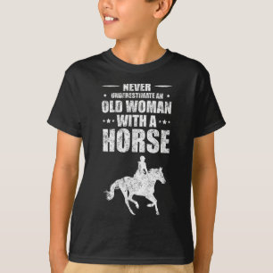 T-shirt Ne Sous-Estimez Jamais Une Vieille Femme Avec Un C