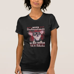T-shirt Ne Sous-Estimez Jamais Une Vieille Femme Avec Un C