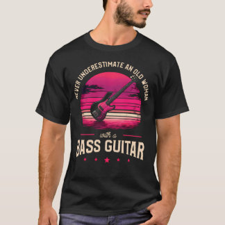 T-shirt Ne sous-estimez jamais une vieille femme avec une