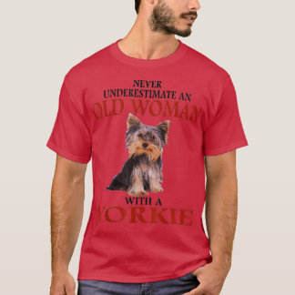 T-shirt Ne Sous-Estimez Jamais Une Vieille Femme Avec YORK