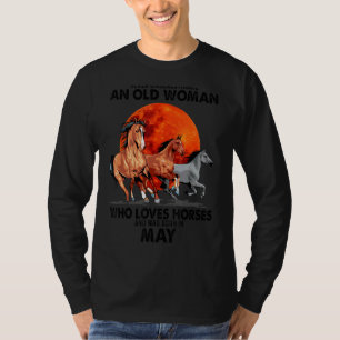 T-shirt Ne Sous-Estimez Jamais Une Vieille Femme Peut Et C
