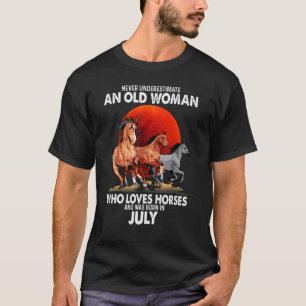 T-shirt Ne sous-estimez jamais une vieille femme qui aime