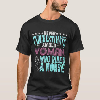 T-shirt Ne Sous-Estimez Jamais Une Vieille Femme Qui Dirig