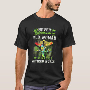 T-shirt Ne Sous-Estimez Jamais Une Vieille Femme Qui Est A