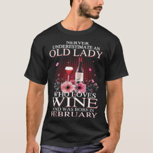 T-shirt Ne Sous-Estimez Jamais Une Vielle Dame Aime Le Vin