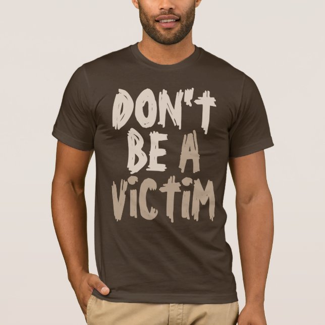 T-shirt Ne soyez pas une obscurité de slogan de victime (Devant)