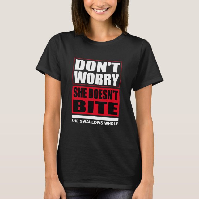 T-shirt Ne t'inquiète pas qu'elle ne mord pas. Chiens Drôl (Devant)