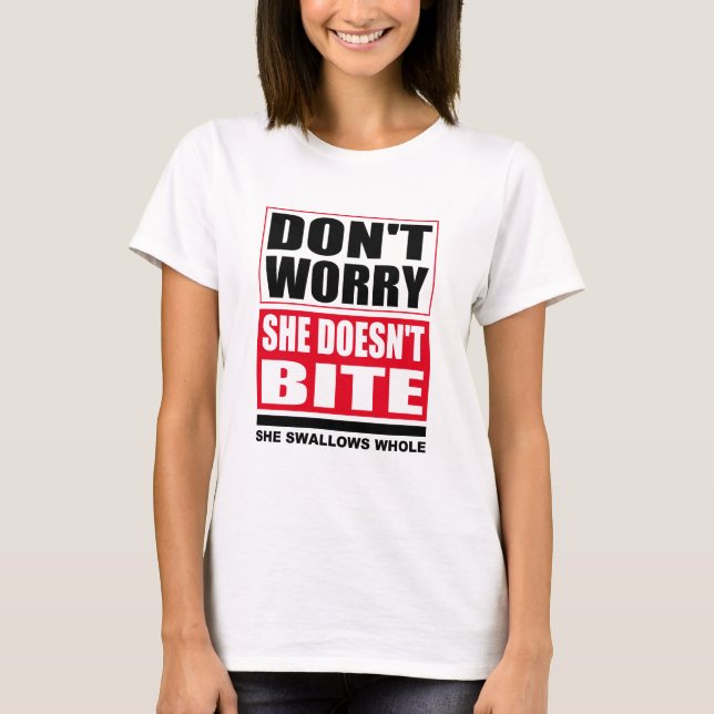 T-shirt Ne t'inquiète pas qu'elle ne mord pas. Chiens Drôl (Devant)