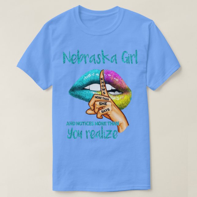T-shirt Nebraska Girl En Sait Plus Qu'Elle Ne Dit (Design devant)
