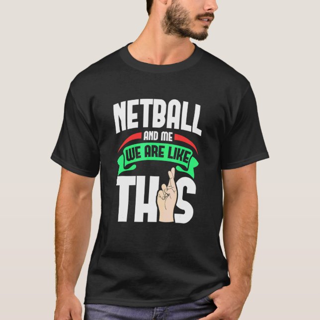 T-shirt Netball Et Moi Sommes Comme Ces Doigts Croisés (Devant)