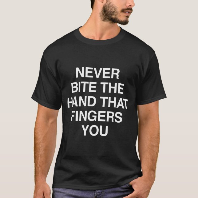 T-shirt Never Bite The Hand That Fingers You Funny Sarcasm (Devant)