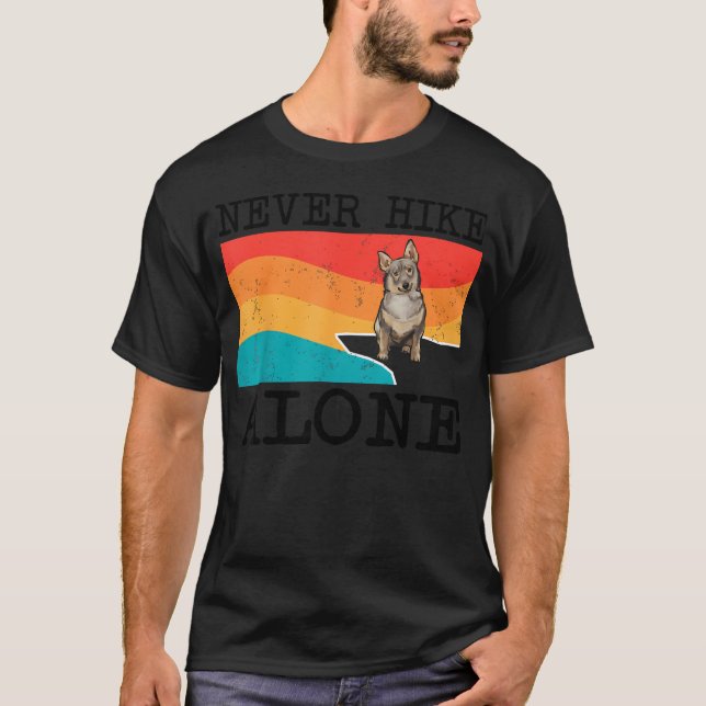T-shirt Never Hiking Alone Swedish Vallhund (Devant)