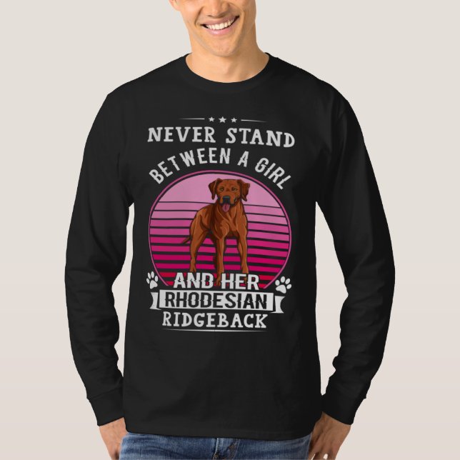 T-shirt Never Stand Between A Girl And Her Rhodesian Ridge (Devant)