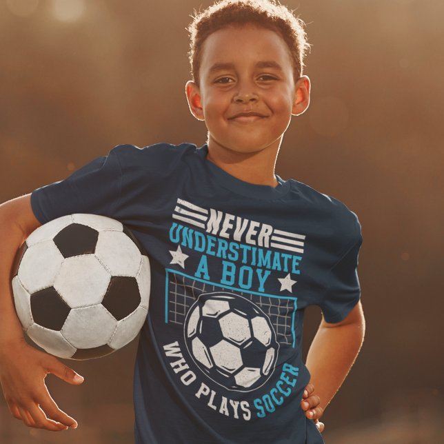 T-shirt Never Underestimate a Boy Who Plays Soccer  (Créateur téléchargé)