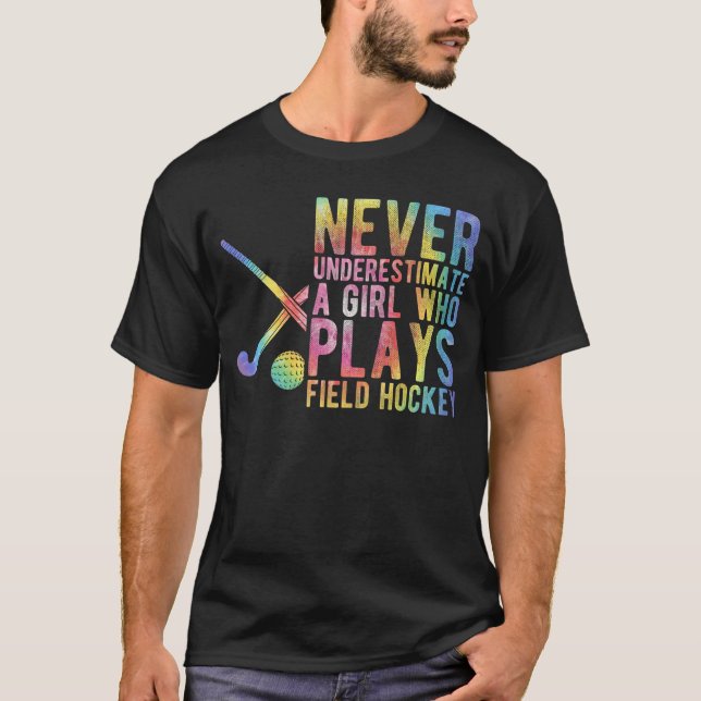 T-shirt Never Underestimate A Girl WHO Plays Field Hockey  (Devant)