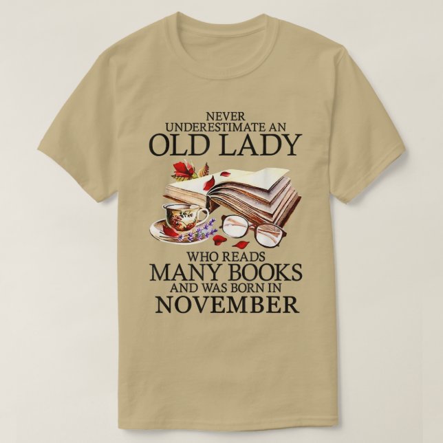 T-shirt Never Underestimate A novembre Lady Who Reads Many (Design devant)