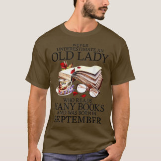 T-shirt Never Underestimate A septembre Lady Who Reads Man