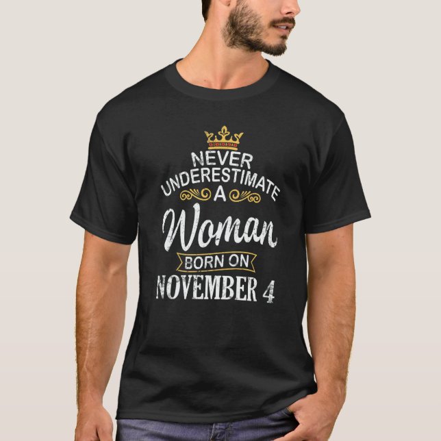 T-shirt Never Underestimate A Woman Born On November 4 Hap (Devant)