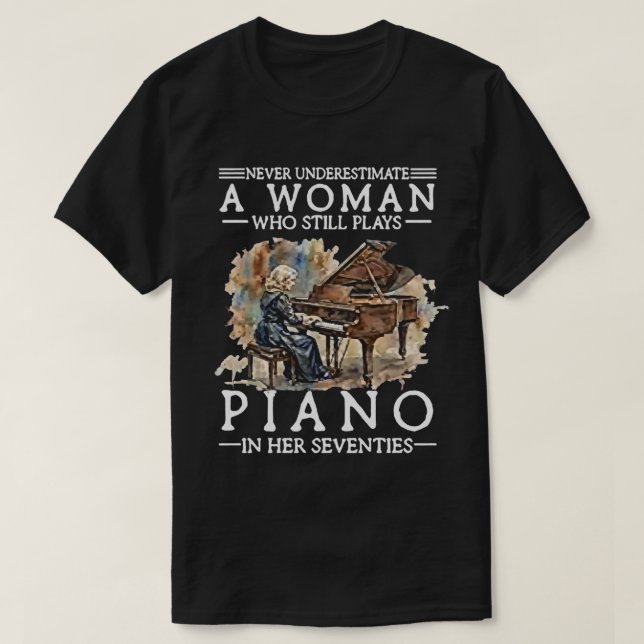 T-shirt Never Underestimate a Woman Who Plays Piano in Her (Design devant)
