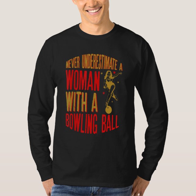 T-shirt Never Underestimate A Woman With A Bowling Ball Fu (Devant)