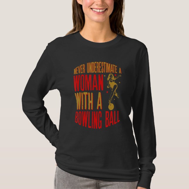 T-shirt Never Underestimate A Woman With A Bowling Ball Fu (Devant)