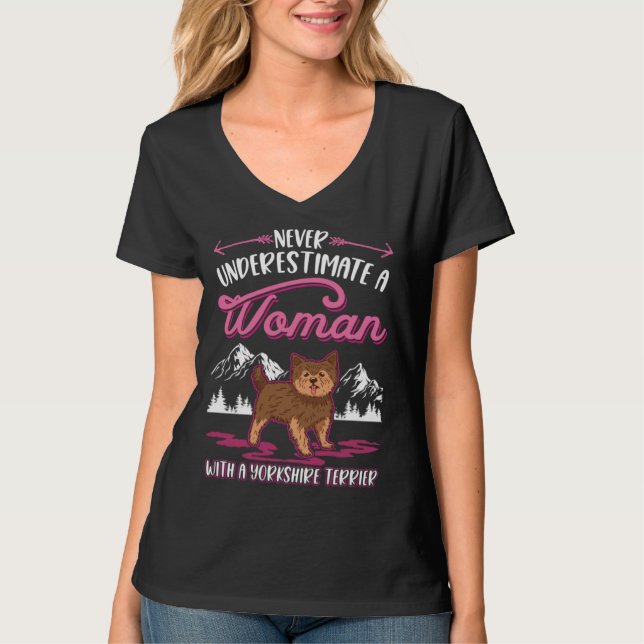 T-shirt Never underestimate a woman with a Yorkshire Terri (Devant)