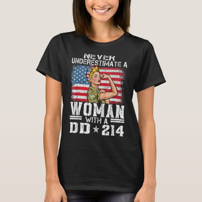 T-shirt Never Underestimate A Woman With DD-214 Proud US V (Devant)