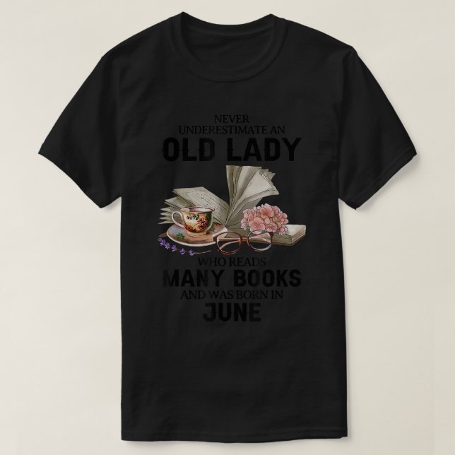 T-shirt Never Underestimate An Old Lady Who Reads (Design devant)