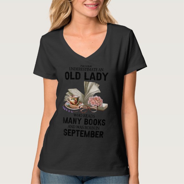 T-shirt Never Underestimate An Old Lady Who Reads (Devant)