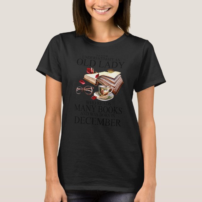 T-shirt Never Underestimate An Old Lady Who Reads (Devant)