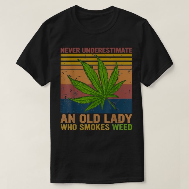 T-shirt Never Underestimate An Old Lady Who Smokes Weed Gi (Design devant)