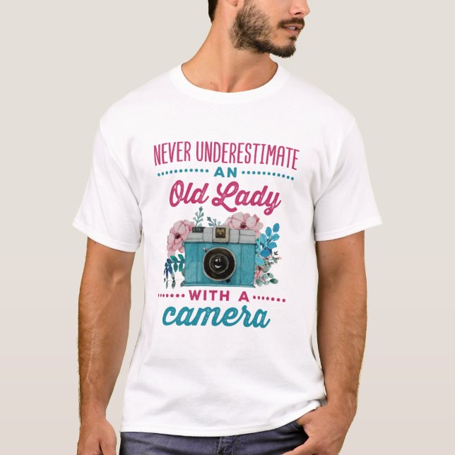 T-shirt Never Underestimate An Old Lady with a Camera (Devant)