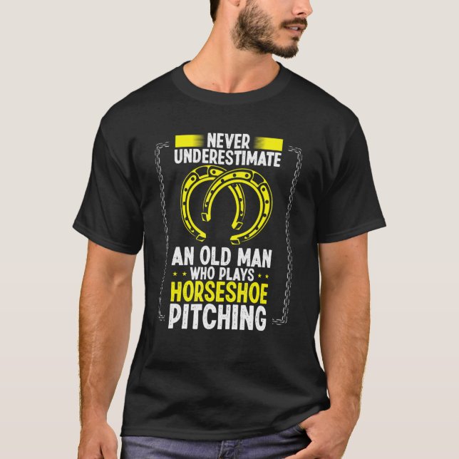 T-shirt Never Underestimate An Old Man Horseshoe Pitching  (Devant)