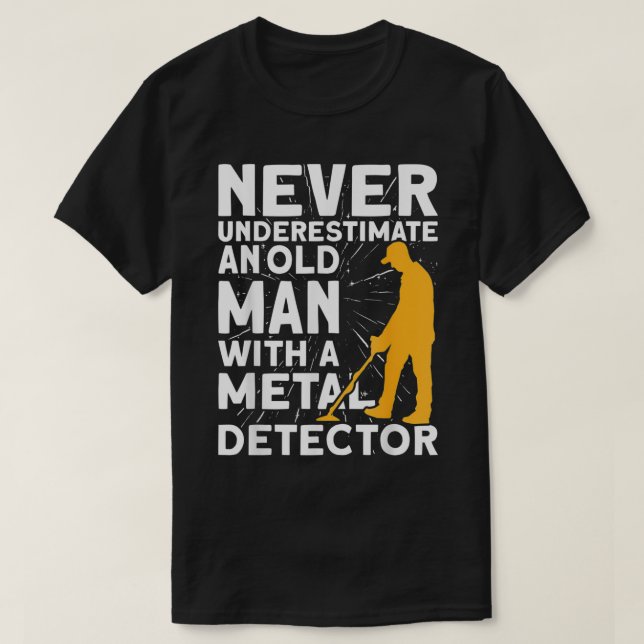 T-shirt Never underestimate an old Man Metal Detecting  (Design devant)