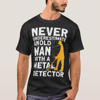T-shirt Never underestimate an old Man Metal Detecting 