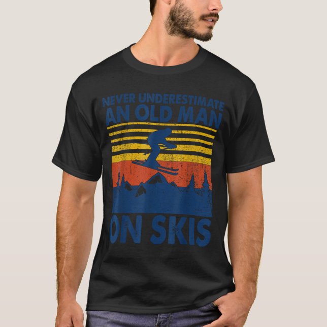 T-shirt Never Underestimate An Old Man On Skis Funny Winte (Devant)